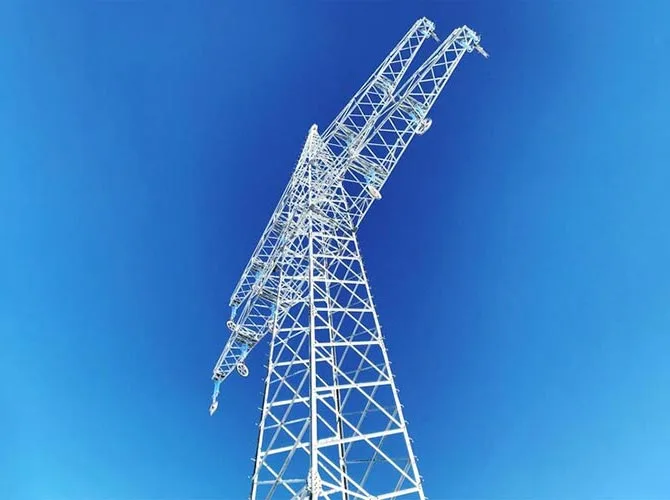 Torre de acero en ángulo
